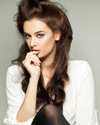 Evelyn Sharma